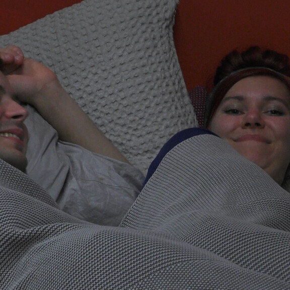 Big Brother Suomi -Eeva-Leena ja Jukka lusikoivat hygieniakeskustelun lomassa - paljastus suihkutottumuksista: 'Pesetkö edes römpsää?' jukka ja eevis