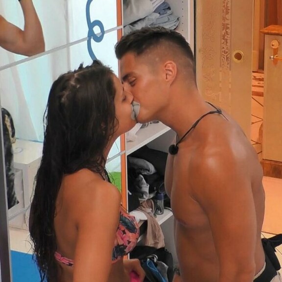 Nikita ja Tommy päätyivät nopeasti pussailemaan Love Island Suomessa. Love Island