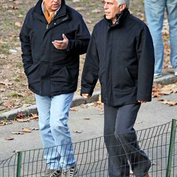 Prinssi Andrew (vas.) ja Jeffrey Epstein olivat enemmänkin kuin satunnaisia tuttavia, sillä vainajan muistio tursuaa Yorkin herttuaparin puhelinnumeroita. Prinssi Andrew ja Jeffrey Epstein olivat enemmänkin kuin satunnaisia tuttavia, sillä vainajan muistio tursuaa Yorkin herttuaparin puhelinnumeroita.