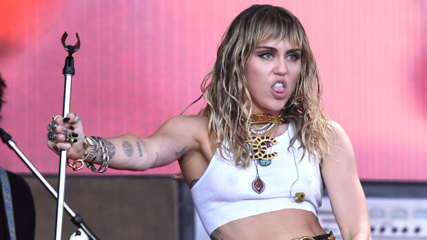 Miley Cyrus avautuu: Huumeita, sekoilua ja nakuilua: Yksi merkittävimmistä kappaleistani kertoo viivojen vetämisestä! Miley Cyrus