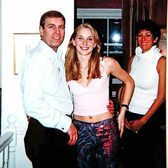 Prinssi Andrew ja 17-vuotias Virginia sekä Epsteinin ex-rakas Ghislane kuvattuna viimeksi mainitun kodissa Lontoossa vuonna 2001. Prinssi Andrew ja 17-vuotias Virginia sekä Epsteinin ex-rakas Ghislane kuvattuna viimemainitun kodissa Lontoossa vuonna 2001.