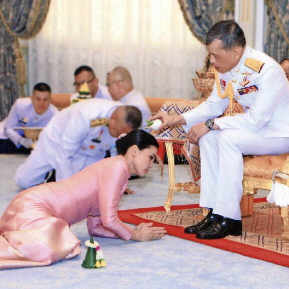 Kuningas Rama X on vihkinyt kolmen kuukauden sisällä kaksi rakastajatarta vaimoikseen. Suthidasta tuli kuningatar keväällä. Kuningas Rama X on vihkinyt kolmen kuukauden sisällä kaksi rakastajatarta vaimoikseen. Suthidasta tuli kuningatar keväällä.