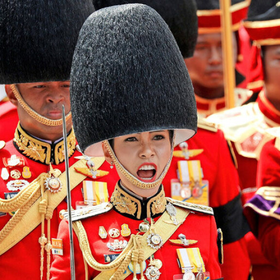 Uusi jalkavaimo toimi kuninkaan henkivartiokaartissa ja sai nyt nimekseen Koi. Thaimaa