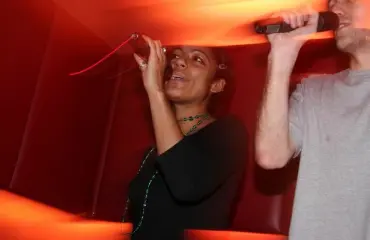 Kiinalaismies heittäytyi karaokehuuman vietäväksi - liika laulanta kostautui ilmarintana!