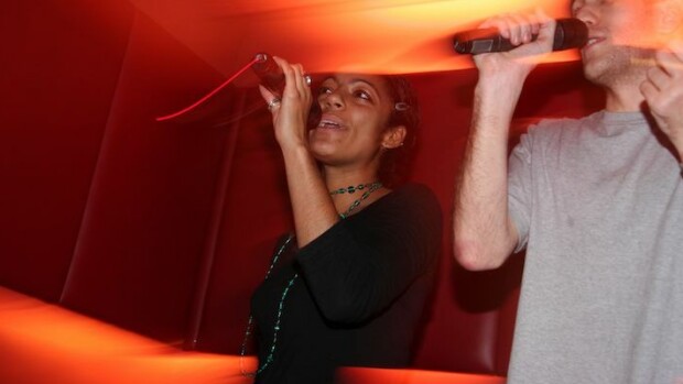 Kiinalaismies heittäytyi karaokehuuman vietäväksi - liika laulanta kostautui ilmarintana! Mies lauloi karaokea.