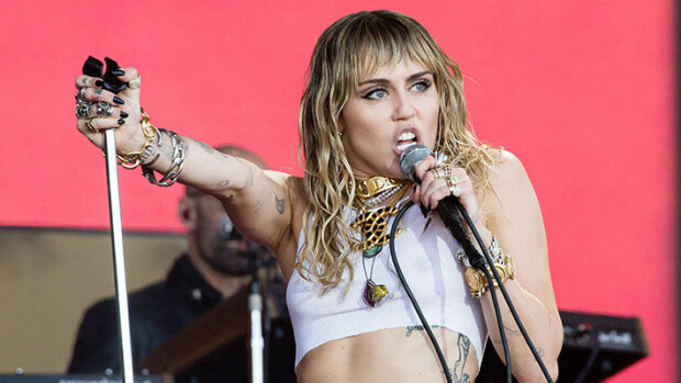 Ohhoh! Juuri eronnut Miley Cyrus muhinoi yläosattomissa bloggaajakaunottaren kanssa – paparazzikuvat! Miley Cyrus