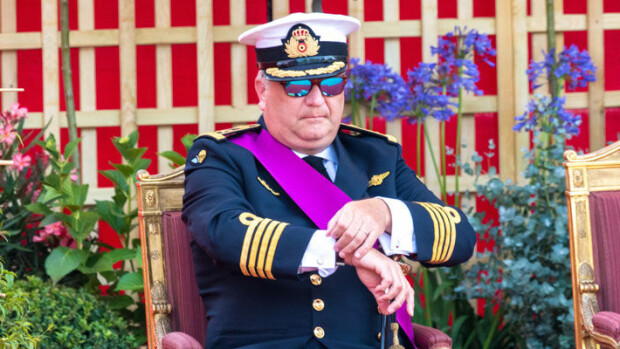 Oho! Belgian prinssi vastasi puhelimeen kesken juhlapuheen – kuva! Belgian prinssi viihtyy puhelimessa.