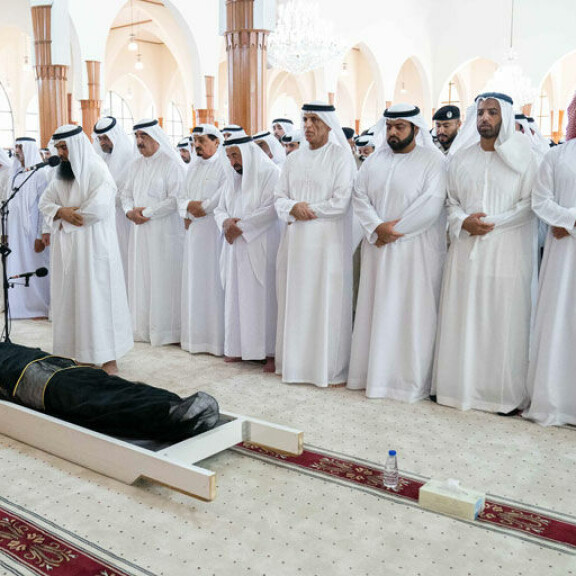 Vaikka raikuliprinssi Khalid oli julkihomo, mitä arabimaissa ankarasti paheksutaan, osallistui isä Sultan III ja koko Sharjan hovi tuhlaajapojan hautajaisiin. Vaikka raikuliprinssi Khalid oli julkihomo, mitä arabimaissa ankarasti paheksutaan, osallistui isä Sultan III ja koko Sharjan hovi tuhlaajapojan hautajaisiin.