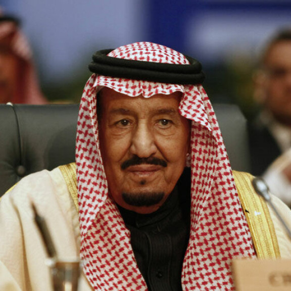 Saudi-Arabian kuninkaan Salman bin Abdul-Aziz al-Saudin päänvaiva on oma tytär Prinsessa Hassa. Tämä muun muassa pakotti puutarhurinsa nuolemaan kenkiään pahoinpitelyn päätteeksi. Saudi-Arabian kuninkaan Salman bin Abdul-Aziz al-Saudin päänvaiva on oma tytär Prinsessa Hassa. Tämä muun muassa pakotti puutarhurinsa nuolemaan kenkiään pahoinpitelyn päätteeksi.