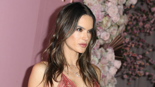 Aallot hyväilivät täydellistä bikinivartaloa! Kaikkien aikojen Victoria’s Secret -enkeli Alessandra Ambrosio nautiskeli helteestä – kuva! Alessandra Ambrosio paljasti täydellisen vartalonsa.