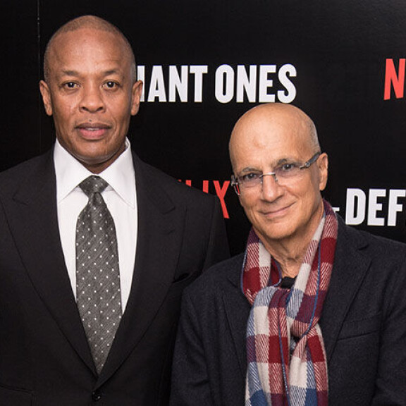 Amerikkalaisräppäri Dr. Dre hehkutti somessa: tytär pääsi yliopistoon ”omin avuin” – ”unohti” lahjoittaneensa koululle yli 60 miljoonaa euroa! dr dre ja jimmy iovine