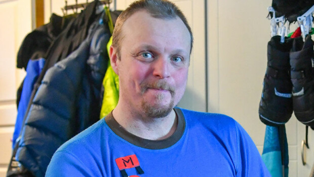 Supersuositun Eränkävijät-ohjelman Aki Huhtanen jätti työnsä ja kotikaupunkinsa – ”Tuli mitta täyteen!” Aki Huhtanen muutti Oulusta Lappiin.