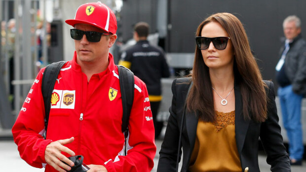 Muistatko? Näin Kimin ja Mintun suhde paljastui – nostalgiset kuvat Jäämiehen railakkaasta bilekesästä! Kimi ja Minttu Räikkönen tapasivat kesällä 2013.