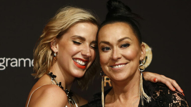 Jekku Berglund ja Ellen Jokikunnas vauhdikkaissa tunnelmissa Radiogaalassa – intoutuivat pussailemaan! Kuvat! Jekku ja Ellen