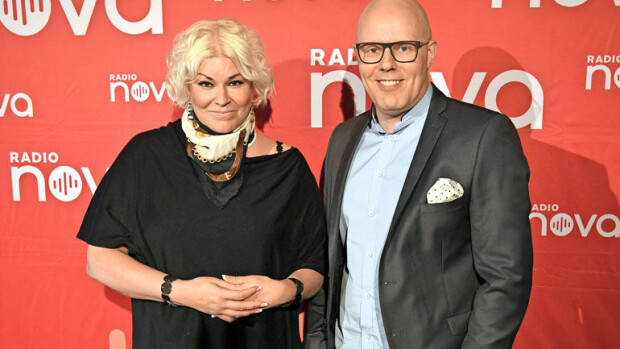 Kohukirja Jere Karalahdesta turvotti Aki Linnanahteen tilipussia – näin suositut radion aamujuontajat tienaavat! Minna Kuukka ja Aki Linnanahde juontavat Radio Novan aamua.