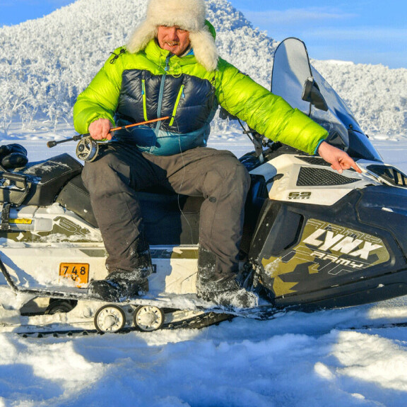 Tiesitkö, että näin voi käydä Suomessa? Aki, 42, keitteli nokipannukahvia, kun kilometrin korkuinen lumiseinä romahti – ”Mitään ei olisi ollut tehtävissä” Aki Huhtanen pilkillä.