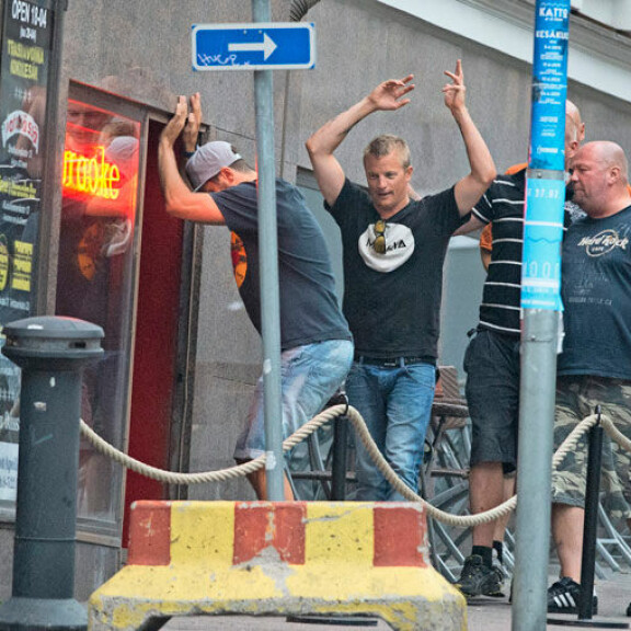 Kimillä on tapana juhlia läheisten luottoystäviensä kanssa. Tällaisessa jurriletkassa porukka kulki karaokebaari Erottajaan kesällä 2013. Kimillä on tapana juhlia läheisten luottoystäviensä kanssa. Tällaisessa jurriletkassa porukka kulki karaokebaari Erottajaan kesällä 2013.