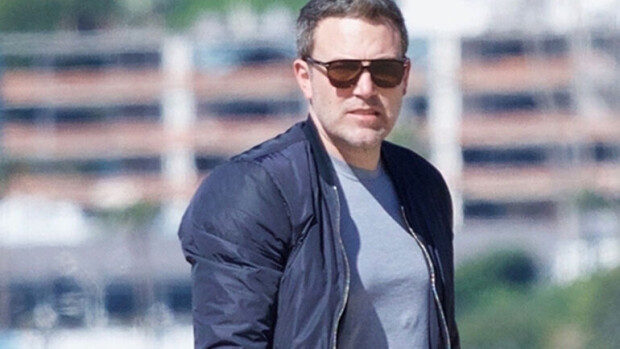 Ben Affleck viihtyy rannalla! Keräili roskia poikansa kanssa, uintituokio paljasti valtavan selkätatuoinnin! Ben Affleck rannalla.