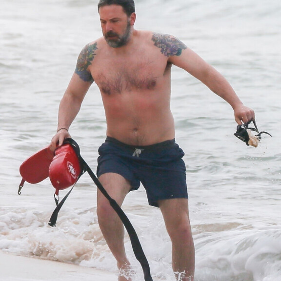 Ben Affleck viihtyy rannalla! Keräili roskia poikansa kanssa, uintituokio paljasti valtavan selkätatuoinnin! Ben Affleck tatuointi