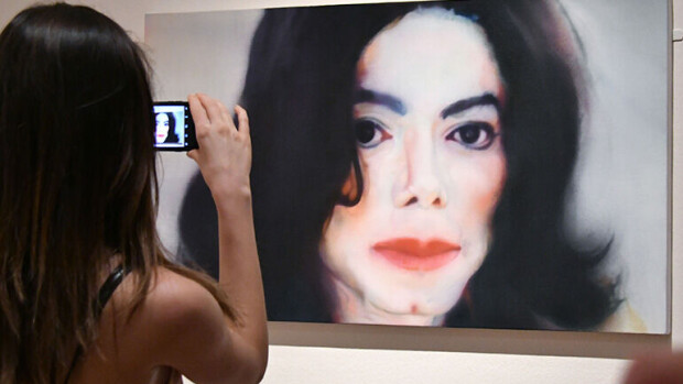 Michael Jacksonin henkivartija: 'Tiedän, että hän oli naisiin päin kallellaan - puhuimme mimmeistä koko ajan!' Nainen ottaa kuvaa Jacksonia esittävästä taideteoksesta