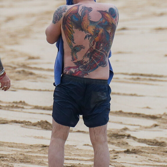 Ben Affleck viihtyy rannalla! Keräili roskia poikansa kanssa, uintituokio paljasti valtavan selkätatuoinnin! Ben Affleck valtava tatuointi selässä