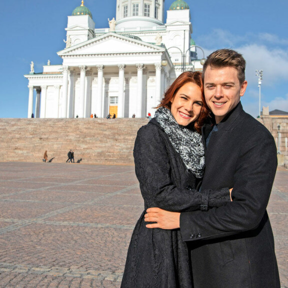 Courtney Hope ja Chad Duell ovat molemmat tunnettuja saippuatähtiä USA:ssa. Courtney esitteli poikaystävälleen Helsinkiä. – Upea kirkko, he ihastelivat Senaatintorilla. Courtney Hope ja Chad Duell ovat molemmat tunnettuja saippuatähtiä USA:ssa. Courtney esitteli poikaystävälleen Helsinkiä. – Upea kirkko, he ihastelivat Senaatintorilla.