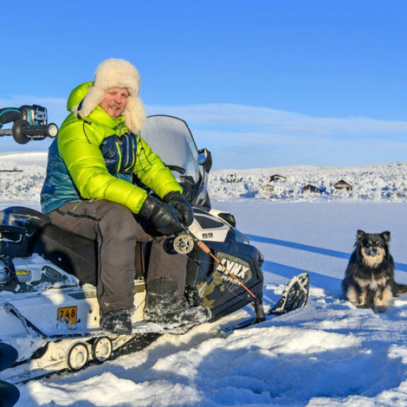 Tunturierämaahan ei ole mitään asiaa, jos tuulet yltyvät liian koviksi. – Näillä leveysasteilla on pakko seurata säätiedotuksia, Aki alleviivaa. Kohtalokas lumimyrsky tapahtui muutama vuosi sitten Suomen korkeimman kohdan Halti-tunturin läheisyydessä. Tunturierämaahan ei ole mitään asiaa, jos tuulet yltyvät liian koviksi. – Näillä leveysasteilla on pakko seurata säätiedotuksia, Aki alleviivaa. Kohtalokas lumimyrsky tapahtui muutama vuosi sitten Suomen korkeimman kohdan Halti-tunturin läheisyydessä.
