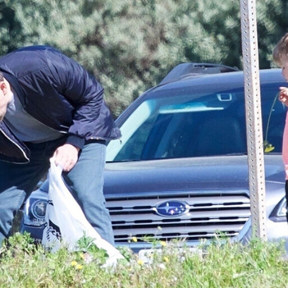 Ben Affleck viihtyy rannalla! Keräili roskia poikansa kanssa, uintituokio paljasti valtavan selkätatuoinnin! Ben Affleck rannalla keräämässä roskia