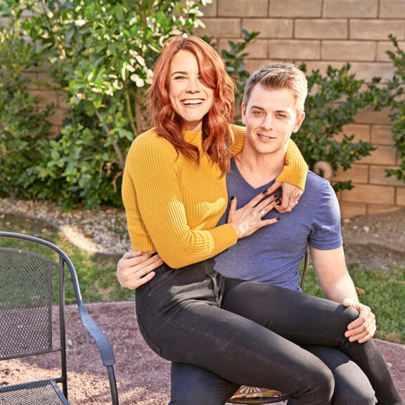 – Tasapainotamme loistavasti toisiamme, nuoret näyttelijät sanovat Losin-kotinsa pihalla. – Tasapainotamme loistavasti toisiamme, nuoret näyttelijät sanovat Losin- kotinsa pihalla.