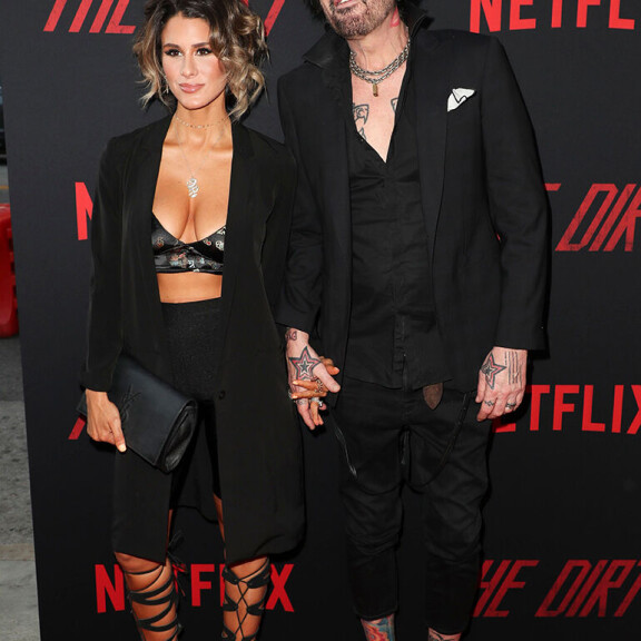 Tähtiloistoa Mötley Crüe -elokuva The Dirtin ensi-illassa - Tommy Leen uudistuneet kasvot kiinnittivät huomiota! Tommy Lee ja Brittany Furlan