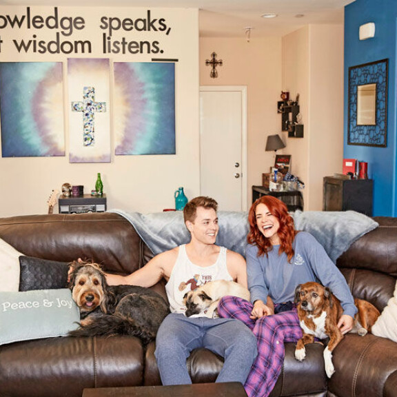 Avopari asuu Los Angelesissa modernissa talossa. – Vauvoja tai kihloja ei ole tulossa. Avopari asuu Los Angelesissa modernissa talossa. – Vauvoja tai kihloja ei ole tulossa.