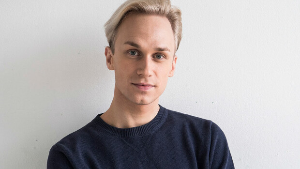 Putous-tähti Christoffer Strandberg teki drag-debyyttinsä yläkoulussa – näin koulun kovispoika reagoi näkemäänsä! Christoffer Strandberg