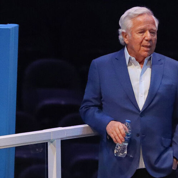Raskaimmat syytteet kaatuivat NFL-joukkue Patriotsin suuromistajan prostituutiojutussa Robert Kraft kuvattuna tammikuussa 2019.