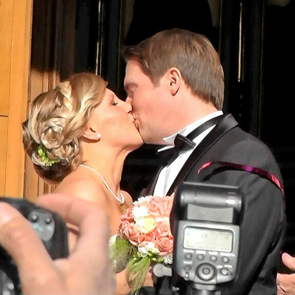 Marja Hintikka tienaa kymppitonnin Vappu Pimiää enemmän! Ja näin he tapasivat aviopuolisonsa – tiesitkö näitä asioita television kuumimmasta juontajaparista? Vappu Pimiän häät.