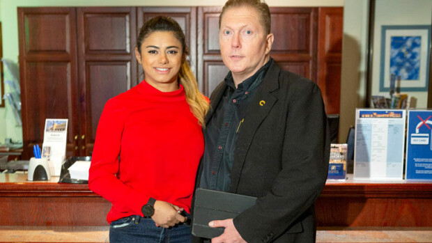 Kyläkauppias Vesa Keskinen vähensi alkoholilla läträämistä: Jane-vaimo hyväksyy juomiseni! Vesa Keskisen Jane-vaimo hyväksyy juomisen.