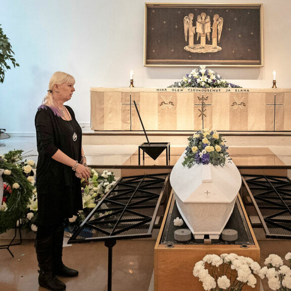 Pia jätti yhden valkoisen neilikan Matin arkun viereen. Pia jätti yhden valkoisen neilikan Matin arkun viereen.