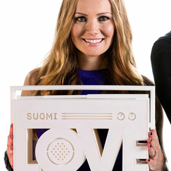 Marja Hintikka tienaa kymppitonnin Vappu Pimiää enemmän! Ja näin he tapasivat aviopuolisonsa – tiesitkö näitä asioita television kuumimmasta juontajaparista? Marja Hintikka juonsi Suomi Lovea.