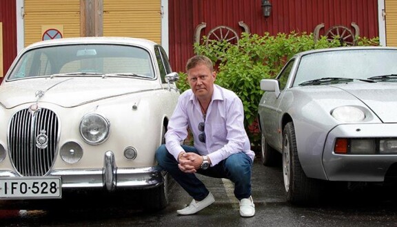 Kovana automiehenä tunnettu Pertti on kuljettanut alkuvuodesta lähtien autoja Ruotsista jälleenmyyjälle ja siitä eteenpäin asiakkaille pientä korvausta vastaan.