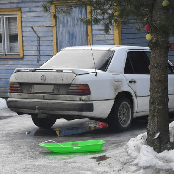 Juno on hommannut komean vanhan diesel-Mersun, jolla on sekä vuosia että matkaa takanaan. Juno on hommannut komean vanhan diesel-Mersun, jolla on sekä vuosia että matkaa takanaan.