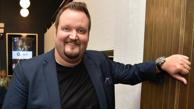 Tässäkö on Sami Hedbergin uusi rakas? Suuteli tummaa kaunotarta lentokentällä – kuva! Sami Hedberg kuherteli tumman kaunottaren kanssa.