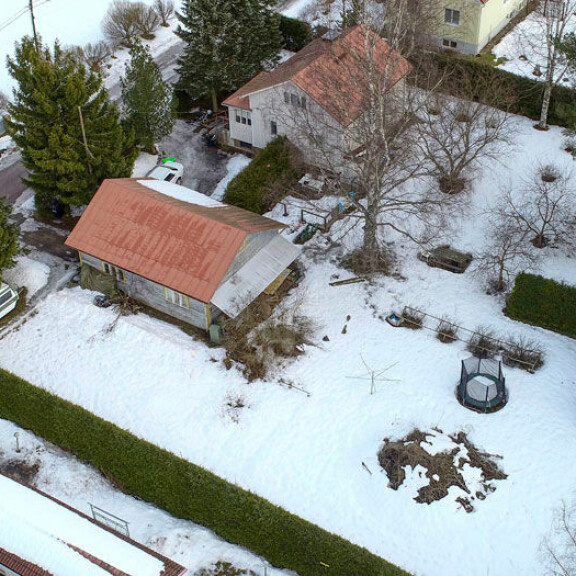 Perheen rintamamiestalo sijaitsee Sipoossa kuusiaidan suojaamalla tontilla. Siellä on perheen viidellä lapsella tilaa temmeltää. Perheen rintamamiestalo sijaitsee Sipoossa kuusiaidan suojaamalla tontilla. Siellä on perheen viidellä lapsella tilaa temmeltää.