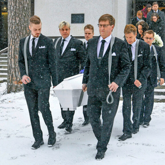 Ari ei olisi ikinä uskonut, että hän joutuu kantamaan Matin arkkua. – Tämä oli elämäni raskain päivä. Ari ei olisi ikinä uskonut, että hän joutuu kantamaan Matin arkkua. – Tämä oli elämäni raskain päivä.