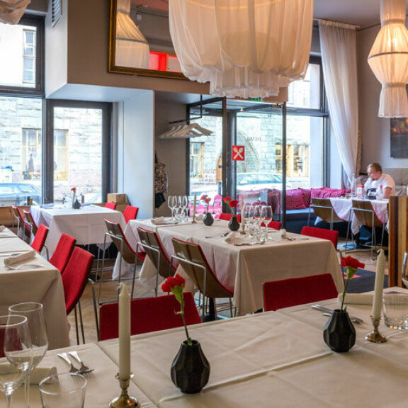 Ravintola Demo perustettiin vuonna 2003. Toisin kuin monet Michelin-ravintolat, se on ulkoisilta puitteiltaan varsin vaatimaton, mutta tunnettu huipputason ruuasta ja palveluasenteesta. Ravintola Demo perustettiin vuonna 2003. Toisin kuin monet Michelin-ravintolat, se on ulkoisilta puitteiltaan varsin vaatimaton, mutta tunnettu huipputason ruuasta ja palveluasenteesta.