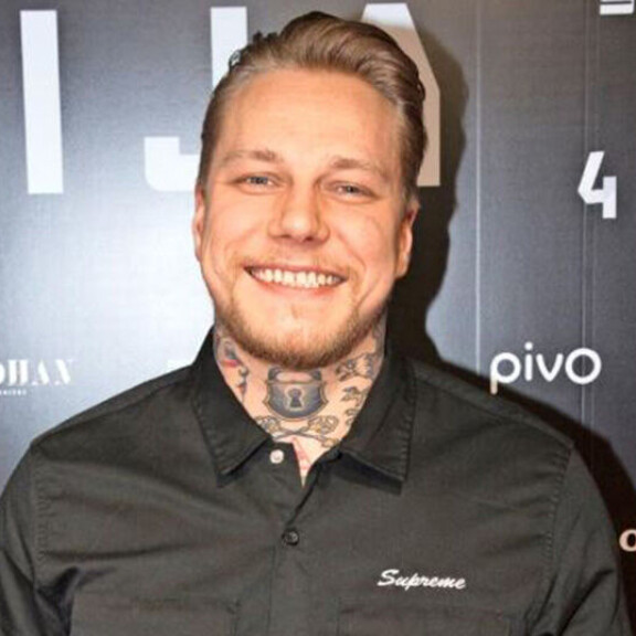 Kohukaunotar Amanda Harkimo erosi lihaskimppurakkaastaan - Ilmoitti asiasta pikkumusta päällään: 'Jengi heräs, kiitos Tinderin' Lauri Taats