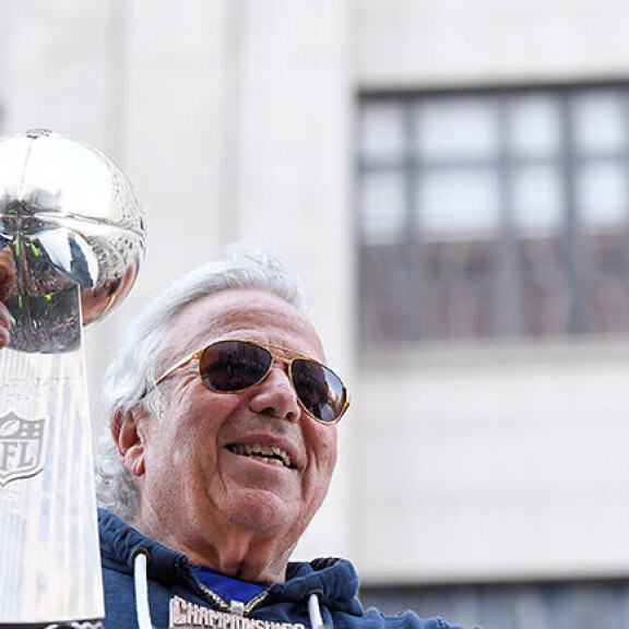 NFL-joukkue Patriotsin pääomistaja Robert Kraft, 77, keskellä skandaalia: Polisiin mukaan kävi seksihieronnassa Floridassa, tallentui kuviin! Robert Kraftia syytetään seksipalveluiden ostosta Floridassa.