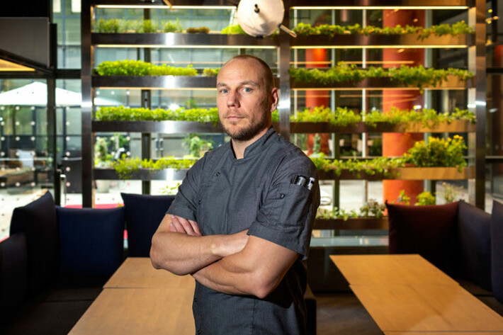 Huippukokki Tommi Tuominen on omistajana myös ravintola Groteskissa, Sue Ellenissä ja Ultimassa, jota hän pyörittää Henri Alenin kanssa. Huippukokki Tommi Tuominen on omistajana myös ravintola Groteskissa, Sue Ellenissä ja Ultimassa, jota hän pyörittää Henri Alenin kanssa.