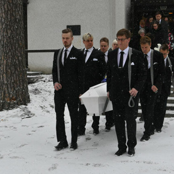Matin paras ystävä Ari Saarinen kantoi ystävänsä viimeiselle matkalleen (kuvassa toinen vasemmalta). Arkunkantaminen