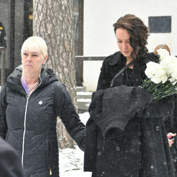 Murtunut Pia-vaimo ja Matin tytär Eveliina kävelivät arkun perässä. Pia ja Eveliina