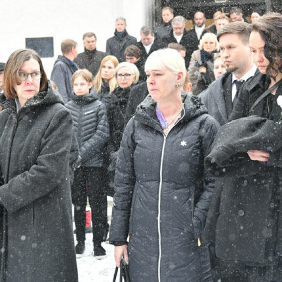 He saattoivat Matti Nykäsen viimeiselle matkalle - katso kuvat Pia ja Vieno