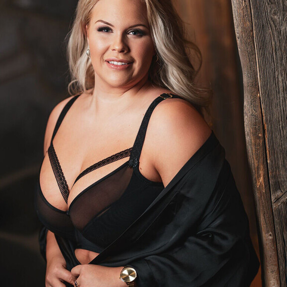 Ihanat kurvittaret seksikkäissä alusasuissa! Kuka heistä kruunataan Miss Plus Size 2019 -finaalissa? Niina Luukkonen, Miss Plus Size 2019.
